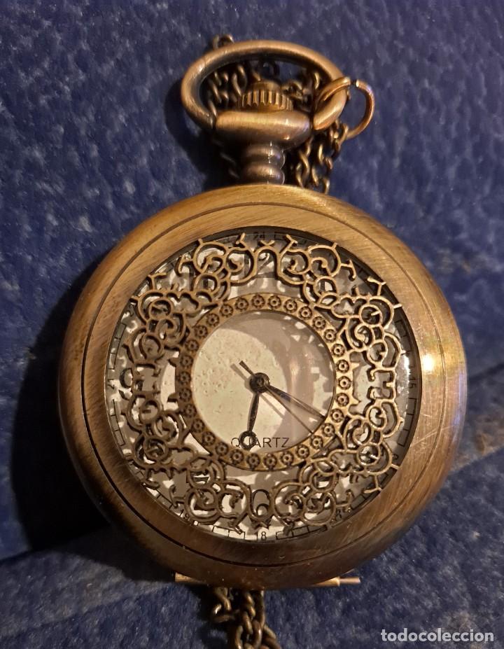 COLGANTE CON RELOJ DORADO