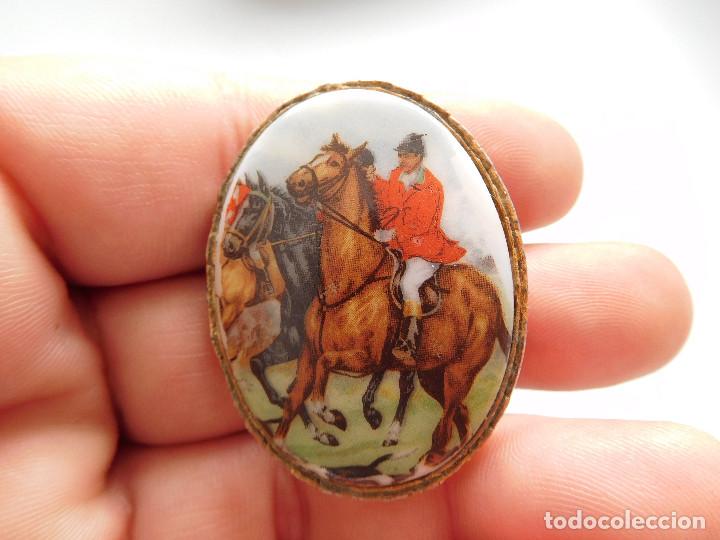 Joyeria: Antiguo broche con esmalte jinetes - Foto 1
