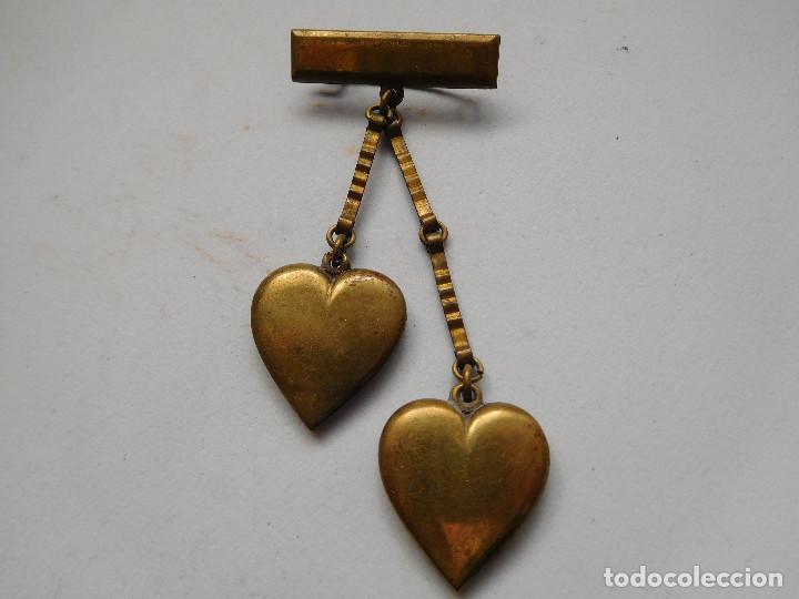 Joyeria: Colgante antiguo de bronce con dos corazones - Foto 1