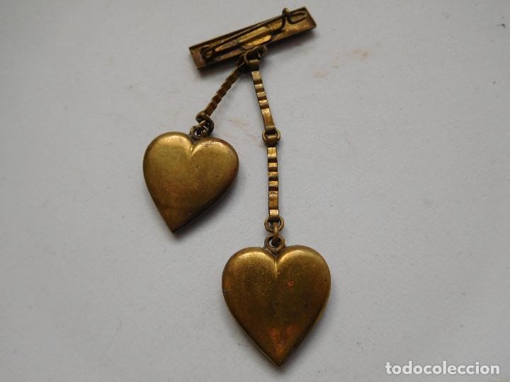 Joyeria: Colgante antiguo de bronce con dos corazones - Foto 2