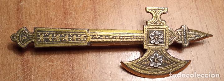 Schmuck: Broche en damasquinado