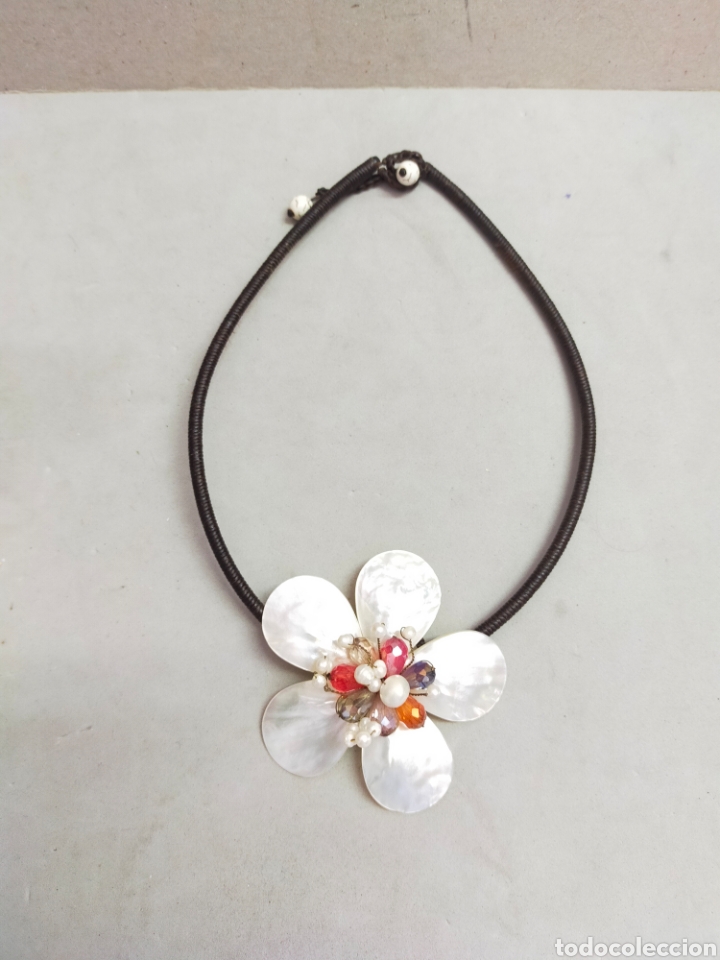Joalharia: COLLAR GARGANTILLA DE BISUTERIA CON FLOR EN NACAR Y CRISTALES TALLADOS. CORDON DE CUERO