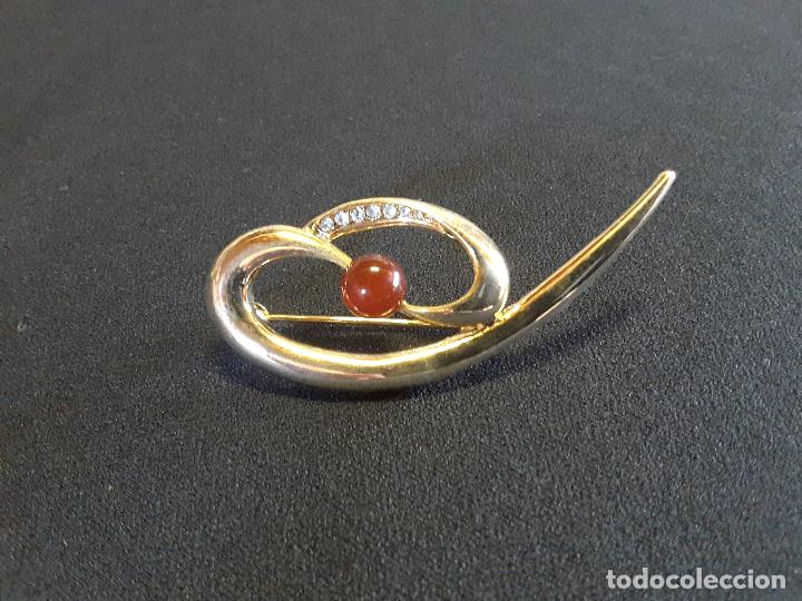 Joyeria: Aguja color oro con &aacute;gata roja - Foto 1