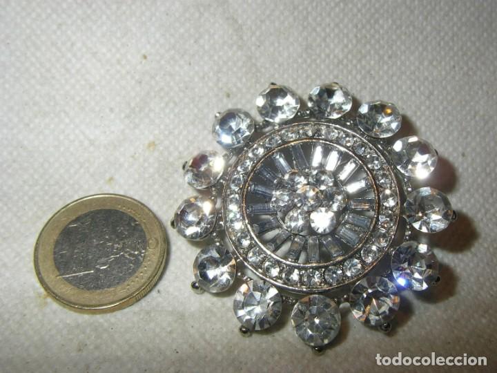 Gioielleria: Bonito broche de metal plateado con cristales. 5 cm.