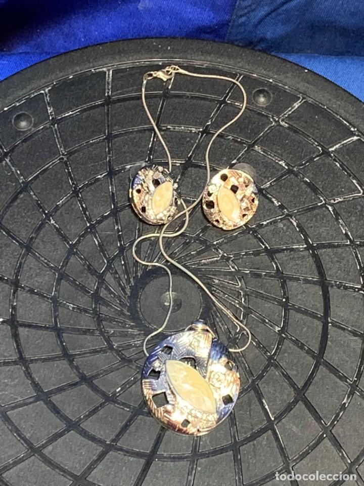 Schmuck: CONJUNTO COLGANTE PENDIENTES METAL SIMIL NACAR 2 a 3,7CMS DIAM
