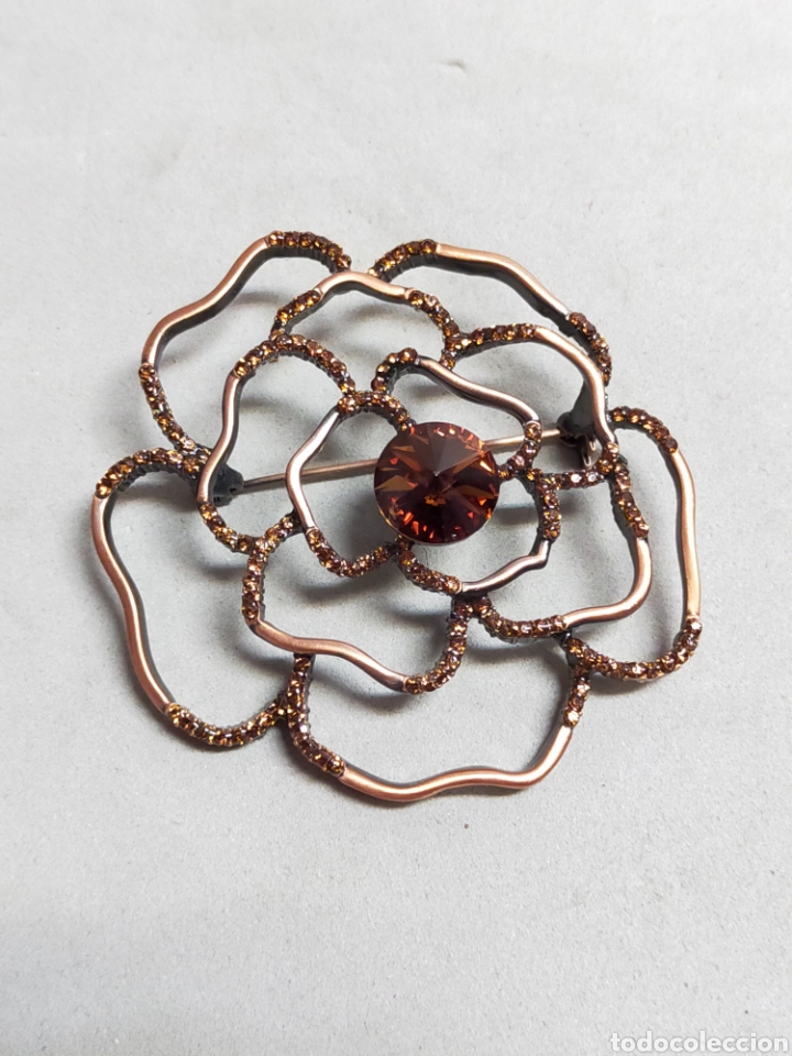 Joyeria: BROCHE DE METAL COLOR COBRE, BISUTERIA. CON DETALLE DE CRISTAL TALLADO COLOR AMBAR