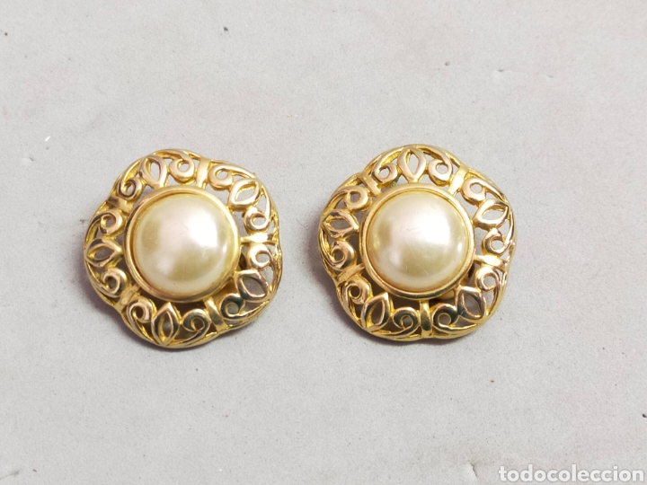 Gioielleria: PENDIENTES DE CLIP, BISUTERIA, EN METAL DORADO Y SIMIL PERLA.