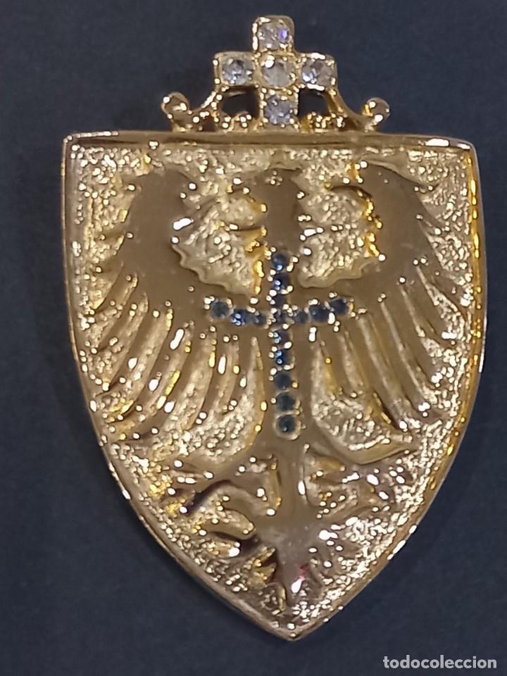 Joyeria: BROCHE (ESCUDO CON &Aacute;GULA) G.DORADO - Foto 1