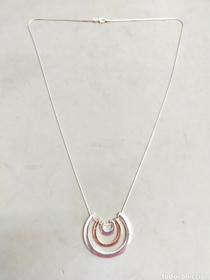 Schmuck: CADENA Y COLGANTE EN METAL PLATEADO Y COLOR COBRE.