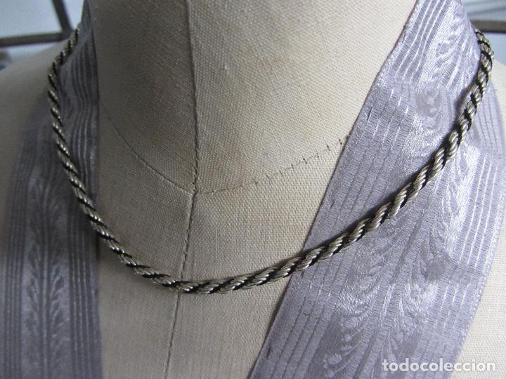 Joyeria: Collar carenado en metal y cuerda - Foto 3