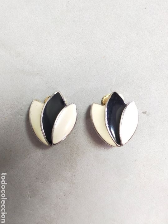 Schmuck: PENDIENTES DE CLIP DE BISUTERIA CON FORMA DE TULIPAN. METAL DORADO Y ESMALTE EN BLANCO Y NEGRO.