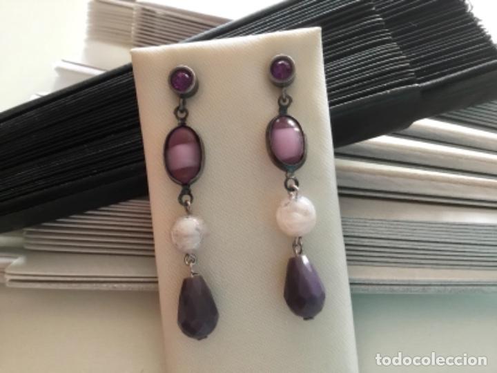 Joaillerie: PENDIENTES DE CRISTAL LARGOS. LILA Y MALVA. PRESI&Oacute;N