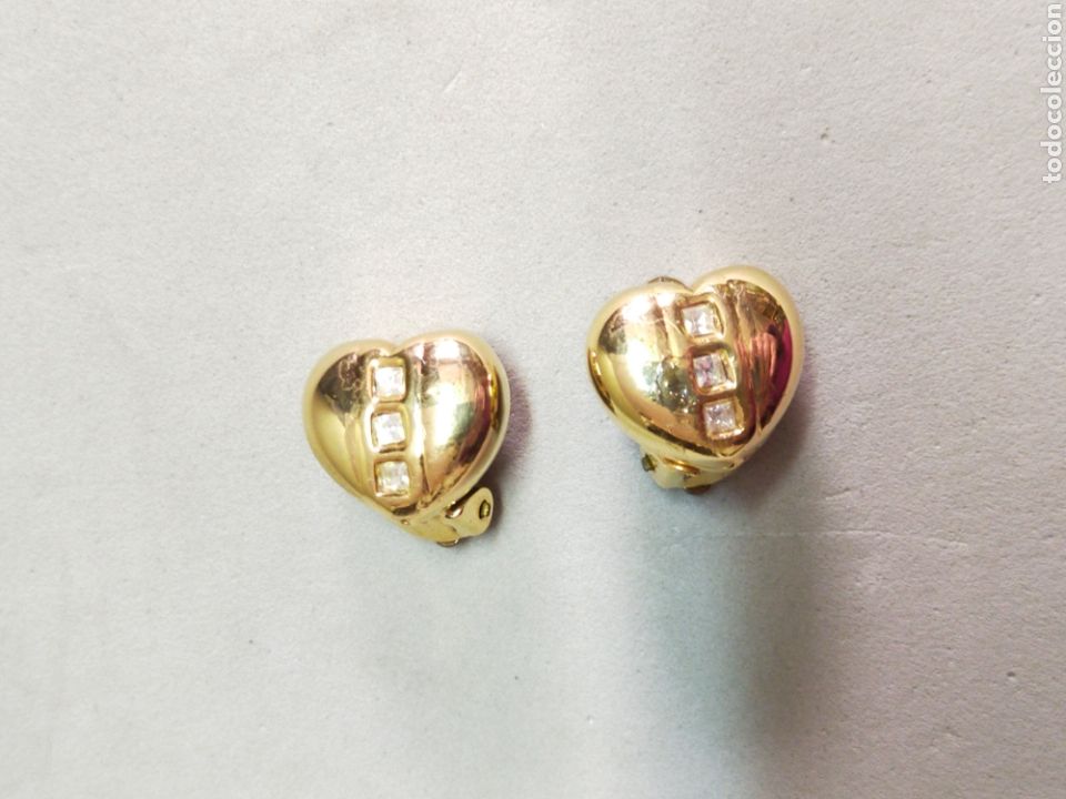 Schmuck: PENDIENTES DE CLIP DE BISUTERIA CON FORMA DE CORAZON EN METAL DORADO. DETALLES DE CRISTALES