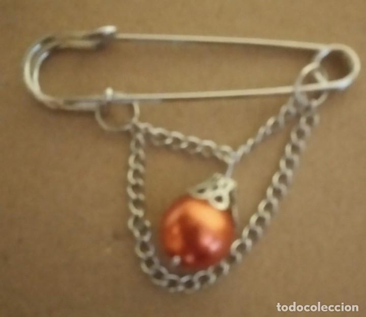 Schmuck: ALFILER IMPERDIBLE CON CADENITA Y BOLA ROJA.