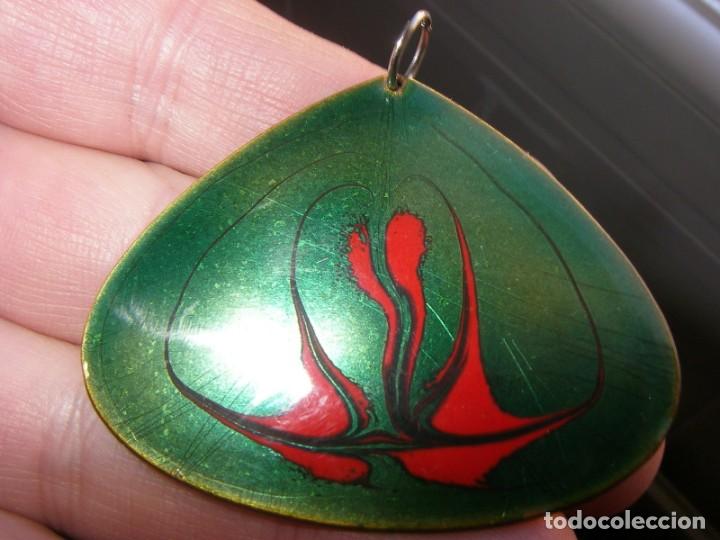 Schmuck: Bonito colgante o medall&oacute;n de cobre con esmaltes y cadena de 63 cm.