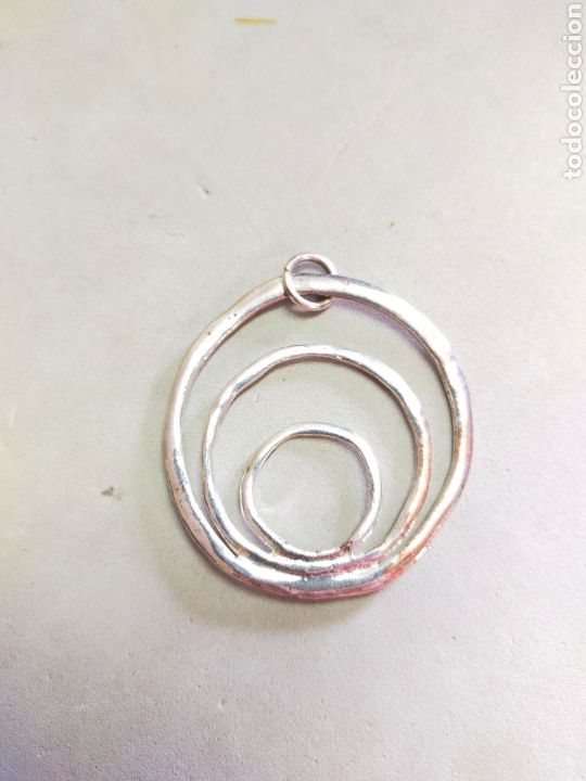 Joalharia: COLGANTE DE AROS EN METAL PLATEADO.