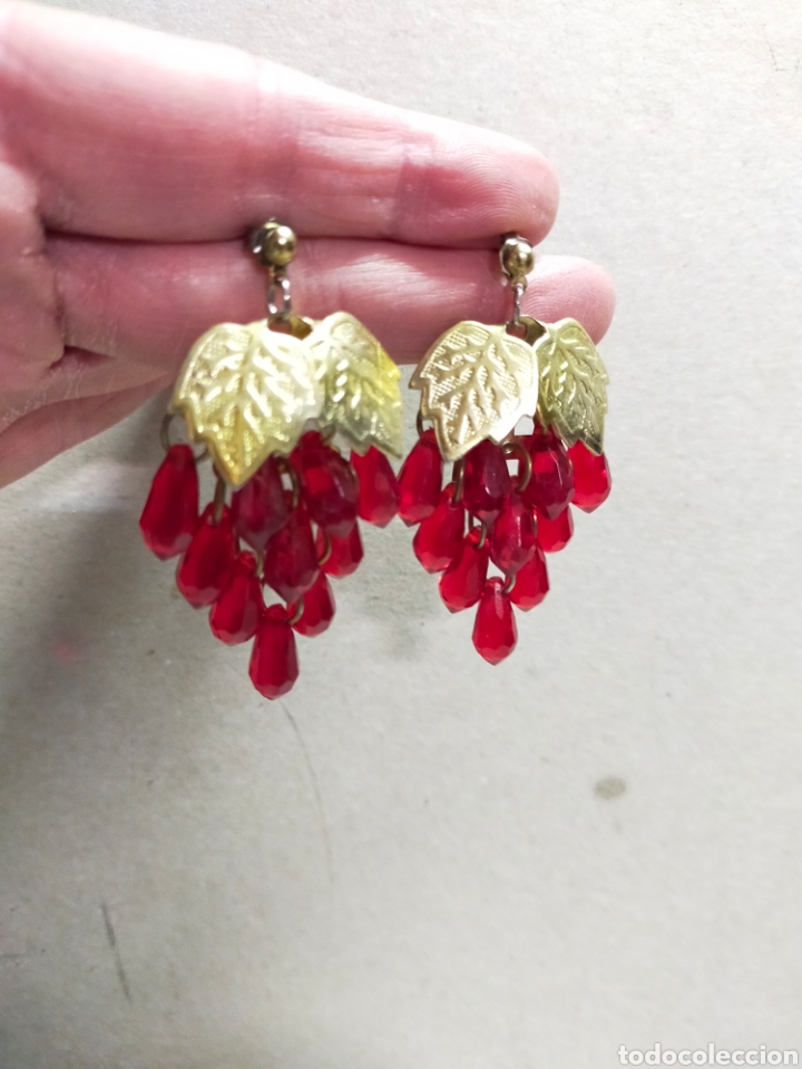Joalharia: PENDIENTES DE BISUTERIA EN METAL DORADO CON CUENTAS ROJAS TIPO RACIMO