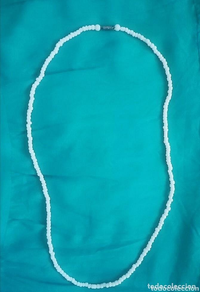 Joyeria: Lindo collar de cuentas blancas. 65cm de largo y cierre de rosca - Foto 2