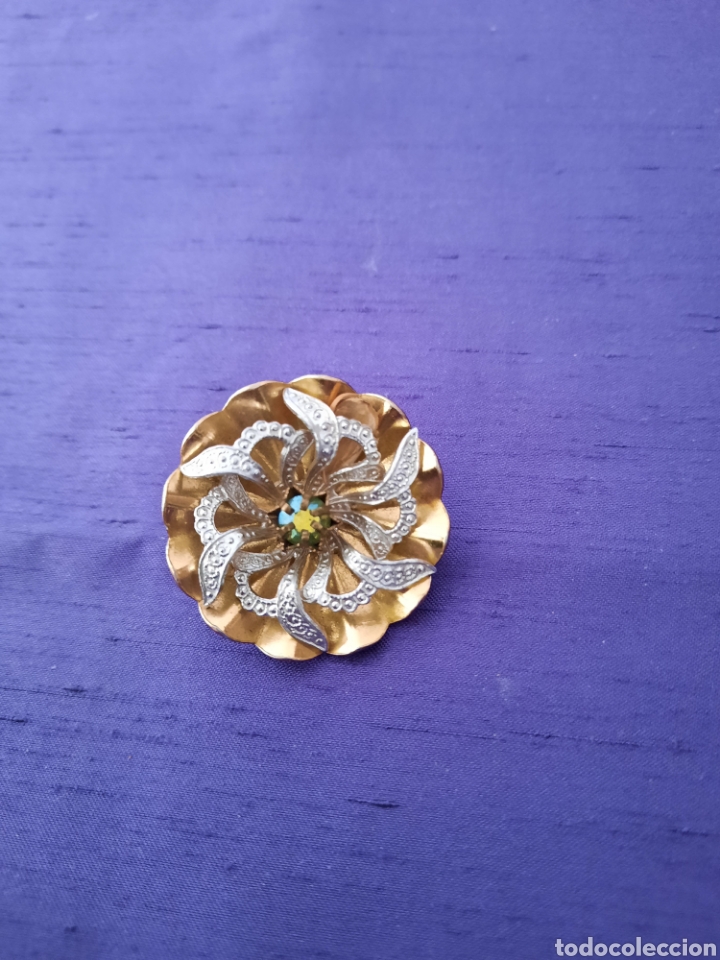 Joaillerie: Broche metal dorado plegado decorado filigrana metal plateado