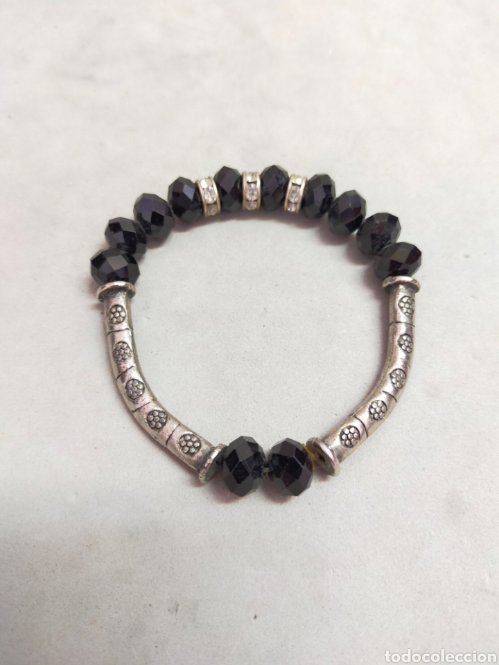 Schmuck: PULSERA DE CUENTAS DE CRISTAL TALLADAS EN COLOR NEGRO Y DETALLES EN METAL. ELASTICA.