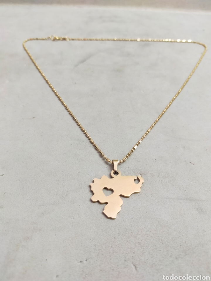 Schmuck: COLGANTE CON CADENA EN METAL DORADO.