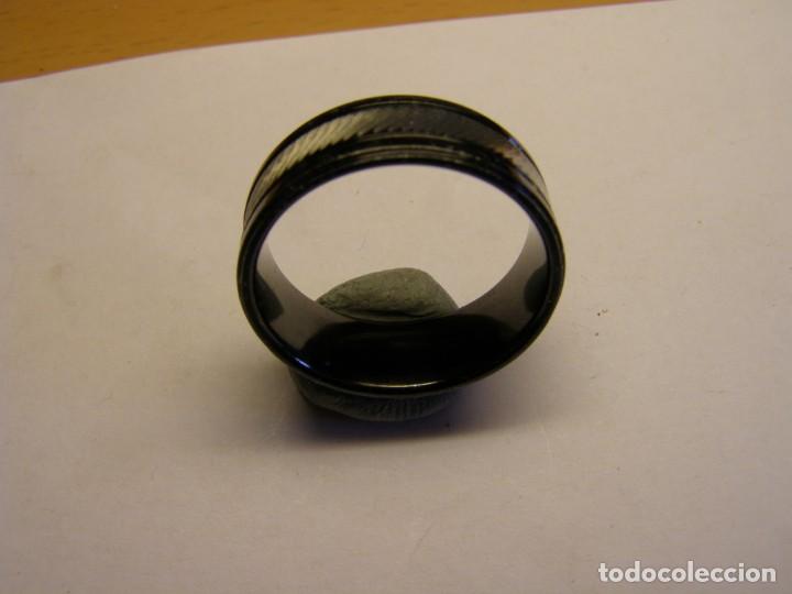Schmuck: Anillo de acero inoxidable, en parte pavonado.