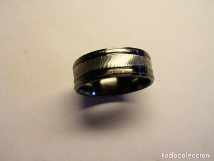Joyeria: Anillo de acero inoxidable, en parte pavonado. - Foto 2