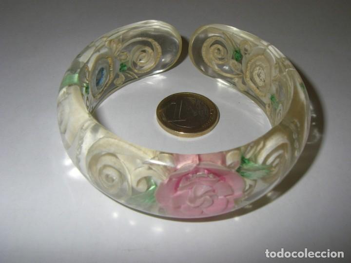 Schmuck: Bonita pulsera o brazalete de pexiglas con flores y formas talladas y coloreadas.