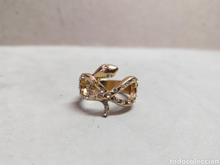 Joyeria: SORTIJA O ANILLO DE SERPIENTE DE METAL DORADO CON CIRCONITAS.