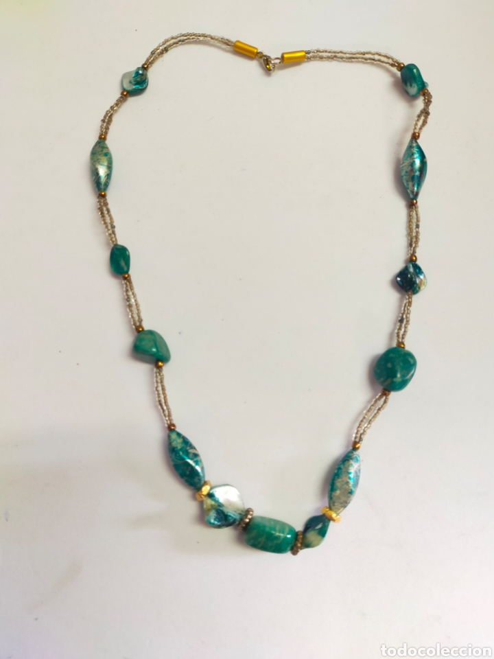 Joyeria: COLLAR DE BISUTERIA DE CUENTAS VERDES, PIEDRAS Y N&Aacute;CAR.