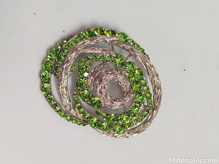 Joaillerie: BROCHE COLGANTE DE METAL Y DETALLES EN CRISTALES VERDES.