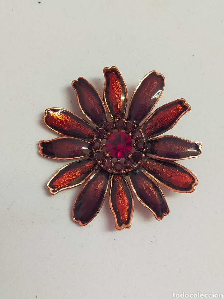 Joaillerie: BROCHE DE METAL COLOR COBRE ESMALTADO, COLOR TEJA. EN FORMA DE FLOR CON DETALLE DE CRISTAL CENTRAL