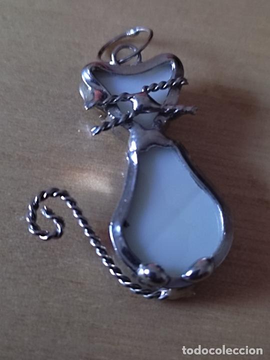 Joaillerie: GATO METAL CRISTAL BLANCO FANTASIA 3 CM APX ALTO COLGANTE RAREZA PRECIOSO DISE&Ntilde;O