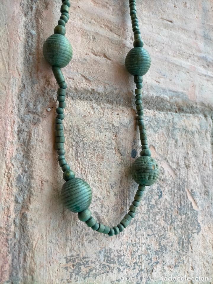 Joyeria: Collar de madera con borlas bolas vintage y perlitas de madera - Foto 2
