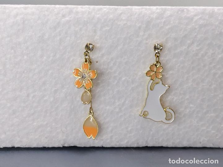 Gioielleria: Bisuter&iacute;a. Pendientes Gato blanco con flores. 5 items