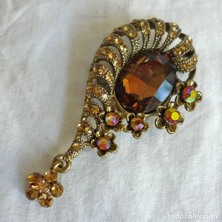 Gioielleria: Broche en metal dorado y pedrer&iacute;a