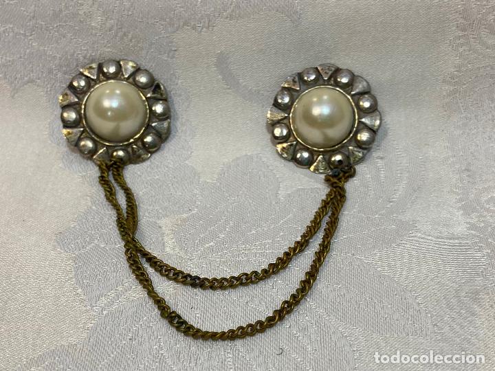 Schmuck: 70.- Cierre de capa o pelerina. Perlas fantas&iacute;a