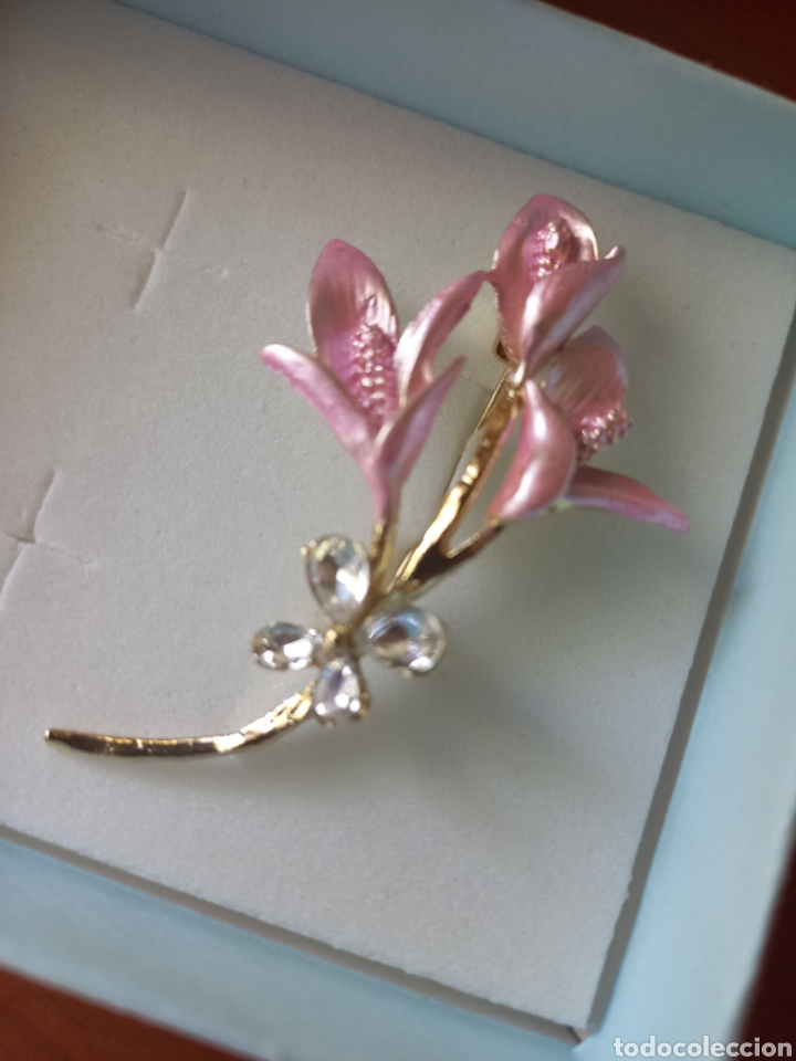 bello broche flor de azucena esmaltada en rosa - Compra venta en  todocoleccion