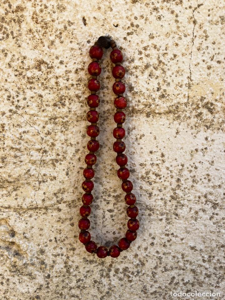 Joyeria: Collar de cuentas de madera pintada con flor, vintage. - Foto 1