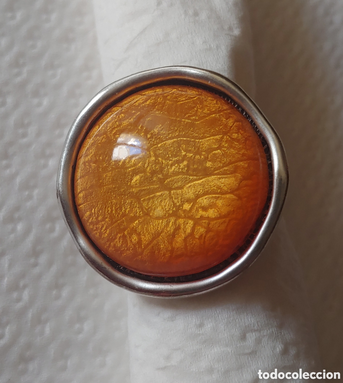 Joyeria: Anillo en metal plateado y resina - Foto 1