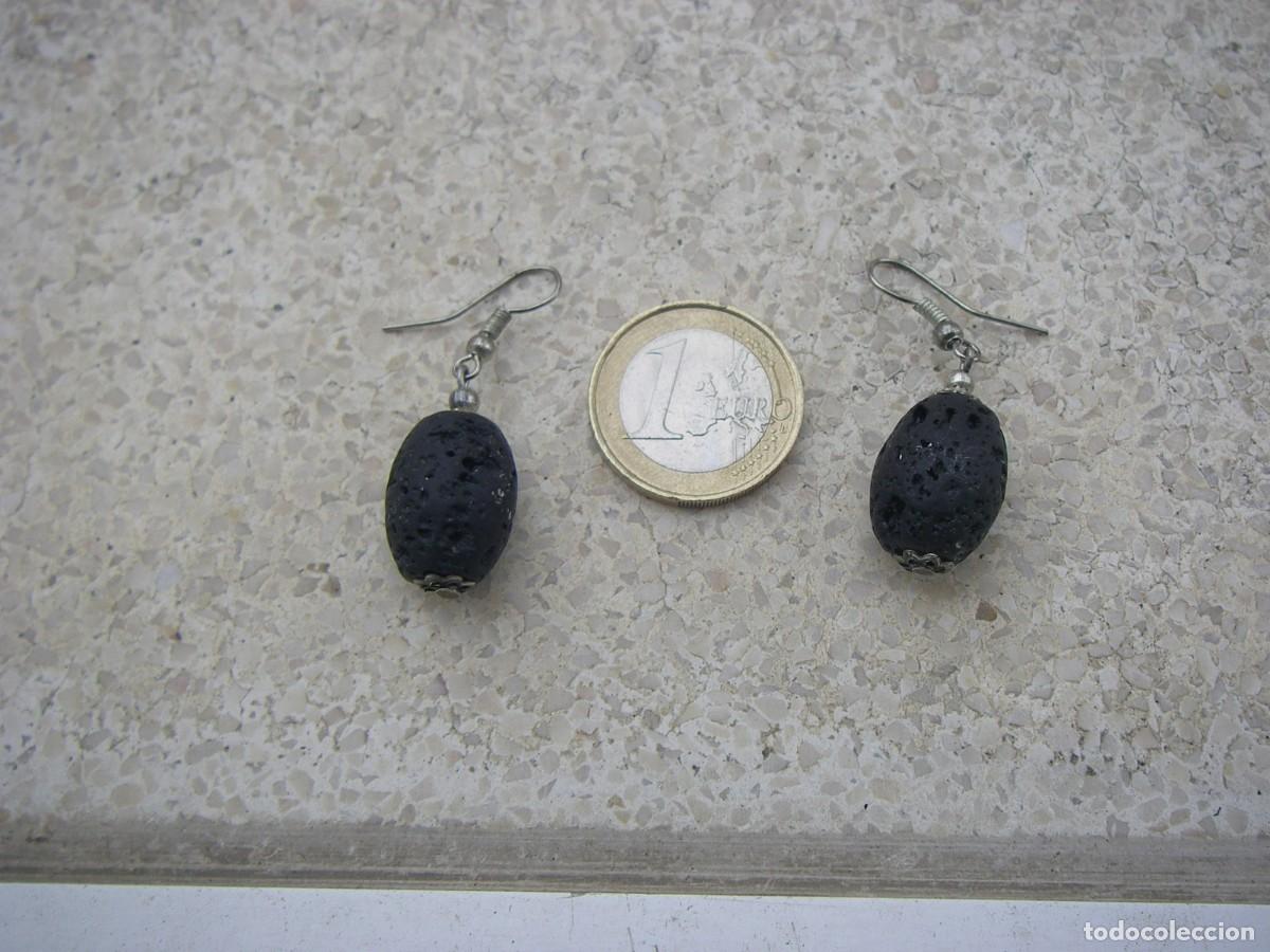 Joyeria: Pareja de pendientes con piedra de lava o basalto.