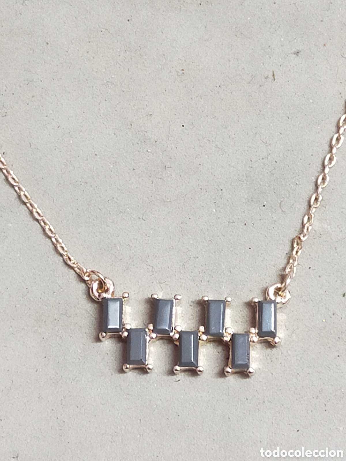 Schmuck: CADENA CON VOLGANTE GEOMETRICO EN METAL ROSADO.