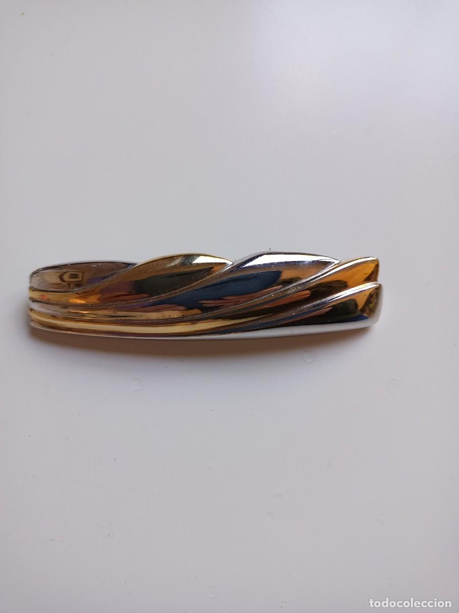 Schmuck: Broche de metal dorado y plateado. Con cierre de seguridad
