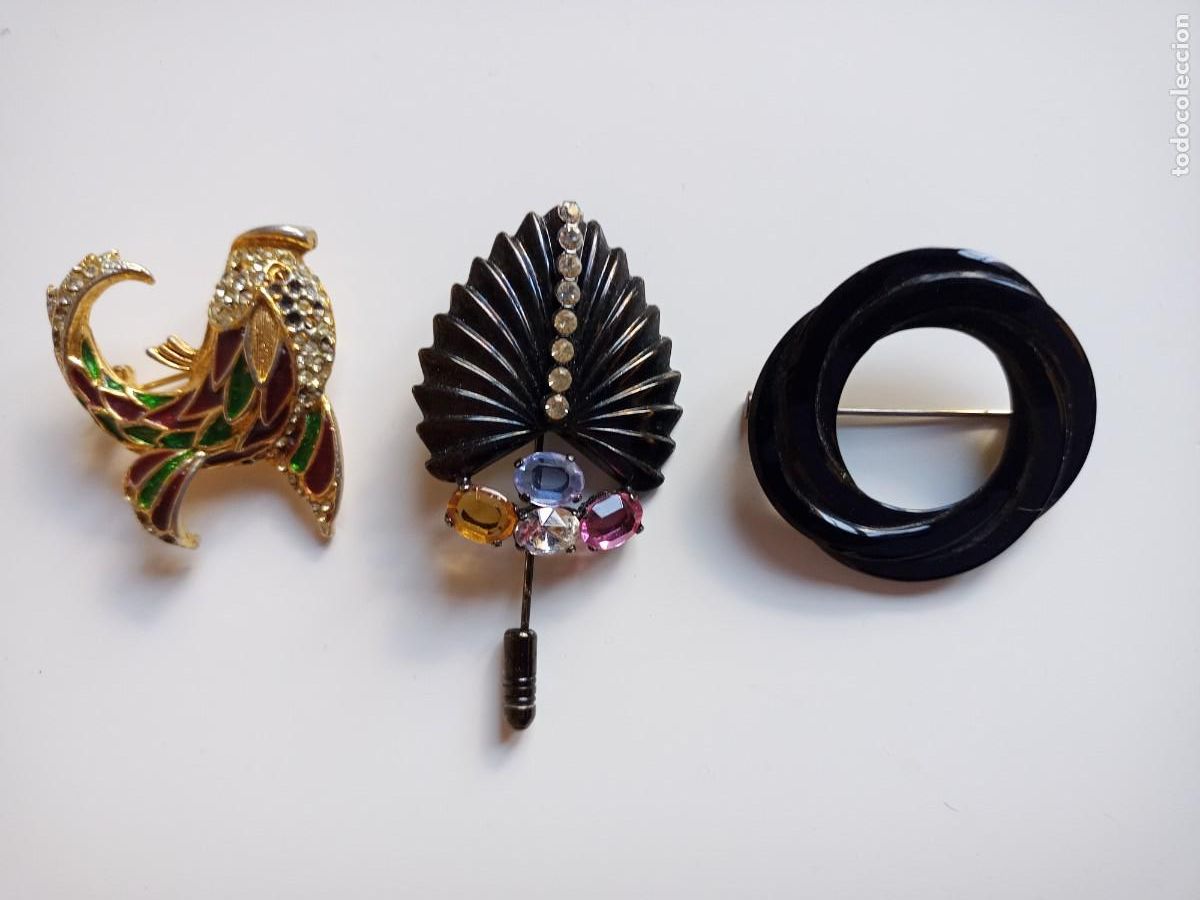Schmuck: Conjunto de alfiler y dos broches. Tipo a&ntilde;os 50