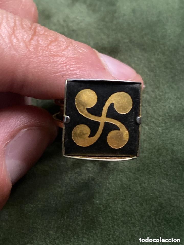 Joyeria: BONITO ANILLO MADERA Y METAL DORADO