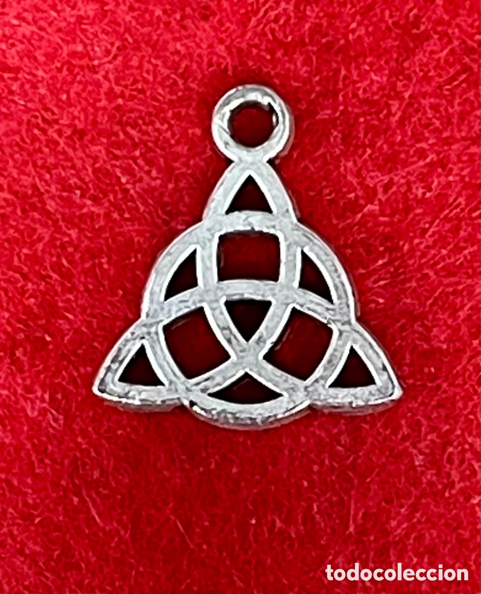 Gioielleria: Colgante en metal plateado.