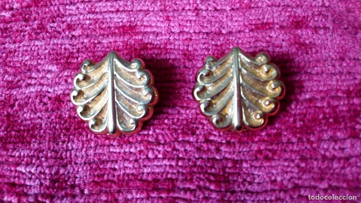 Joyeria: PENDIENTES DE METAL DORADO CON FORMA DE HOJA - Foto 1