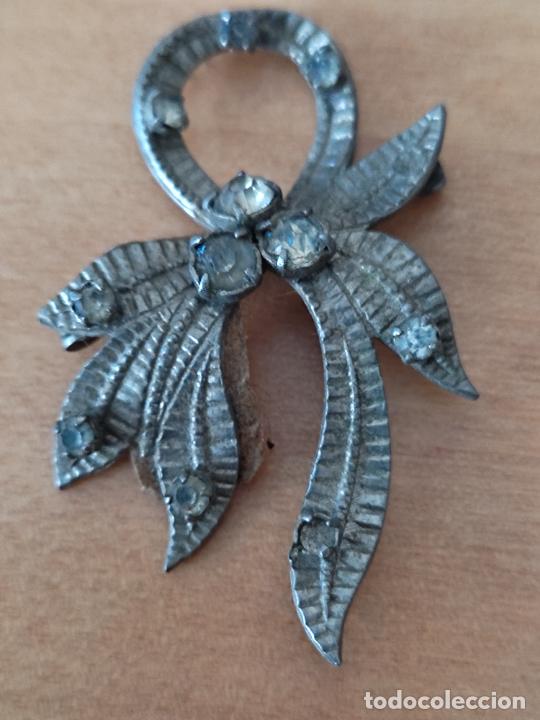 Gioielleria: BROCHE NATURALISTA A&Ntilde;OS 70 BISUTERIA LAZO FLORAL PEDRERIA BISUTERIA 5 CMS LARGO FALTA UNA PIEDRA