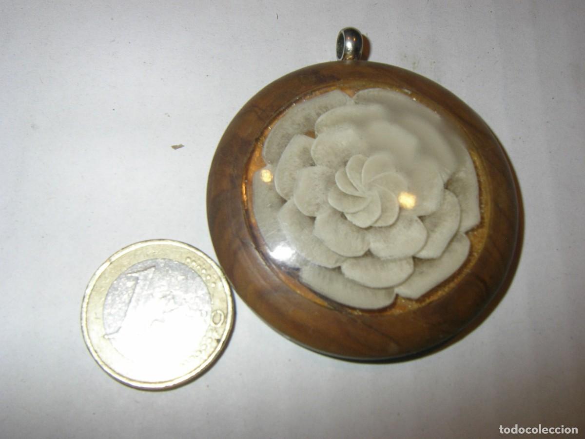 Joaillerie: Colgante de madera de olivo y flor osea.
