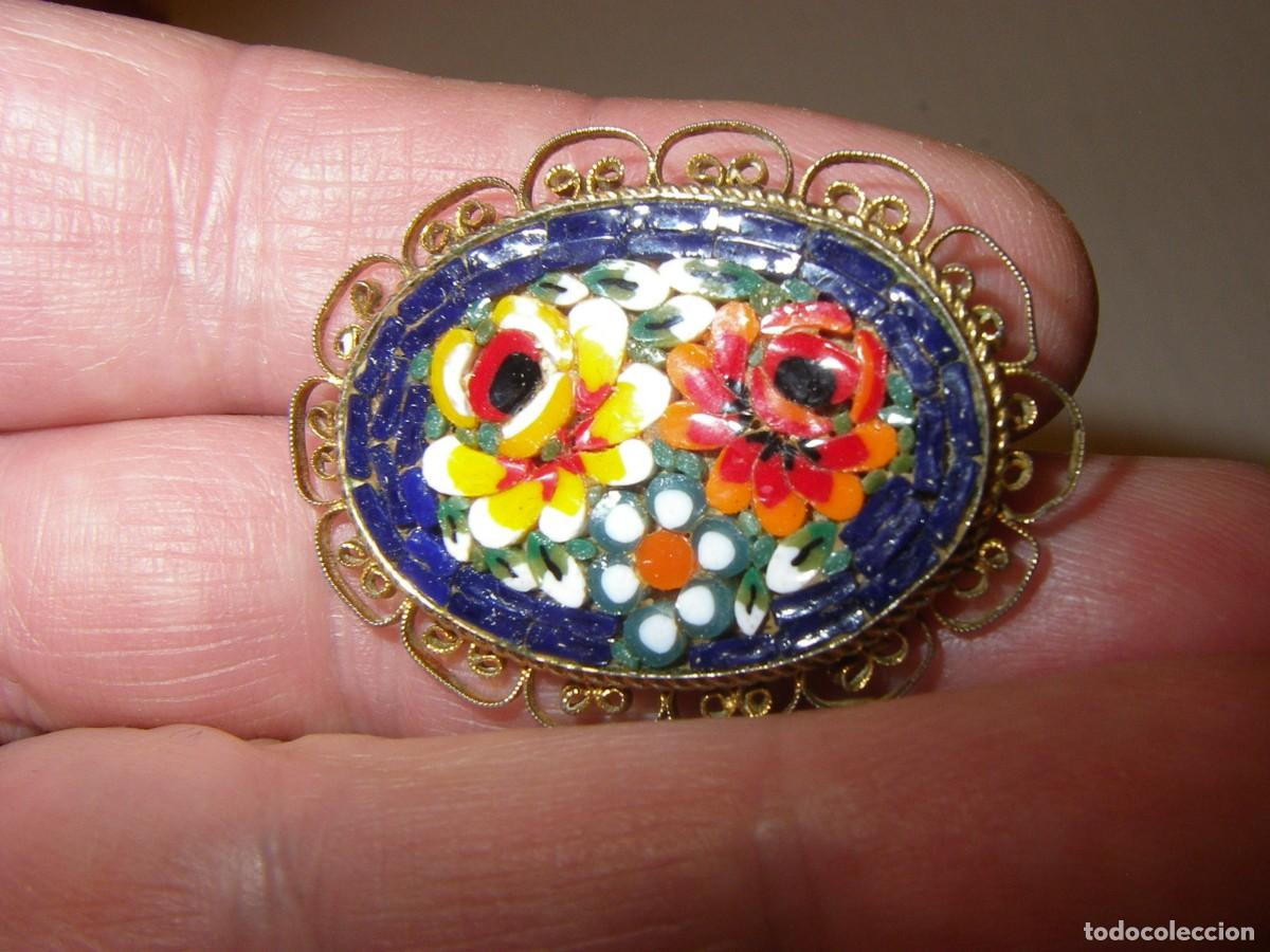 Joaillerie: Bonito broche, micro mosaico sobre metal dorado, Italia.